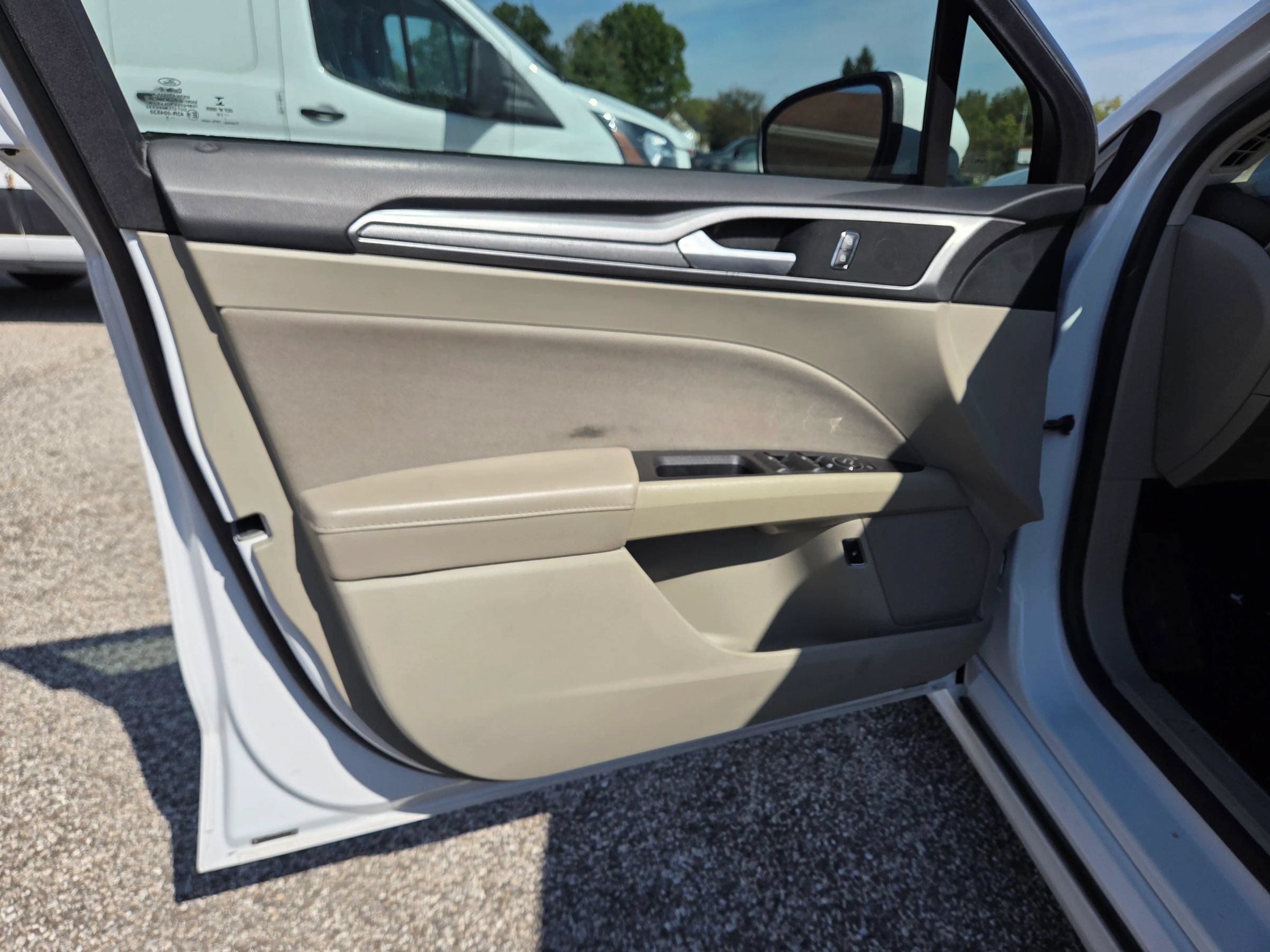 Used 2019 Ford Fusion SE FWD image 17