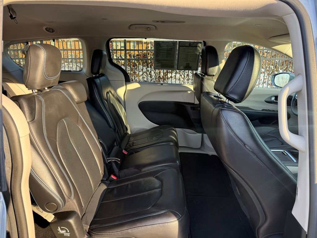 Used 2021 Chrysler Pacifica Touring-L image 13