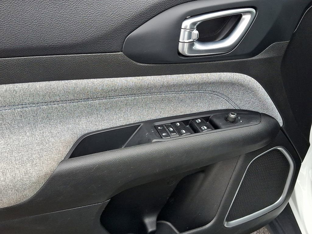 Used 2024 Jeep Compass Latitude image 12