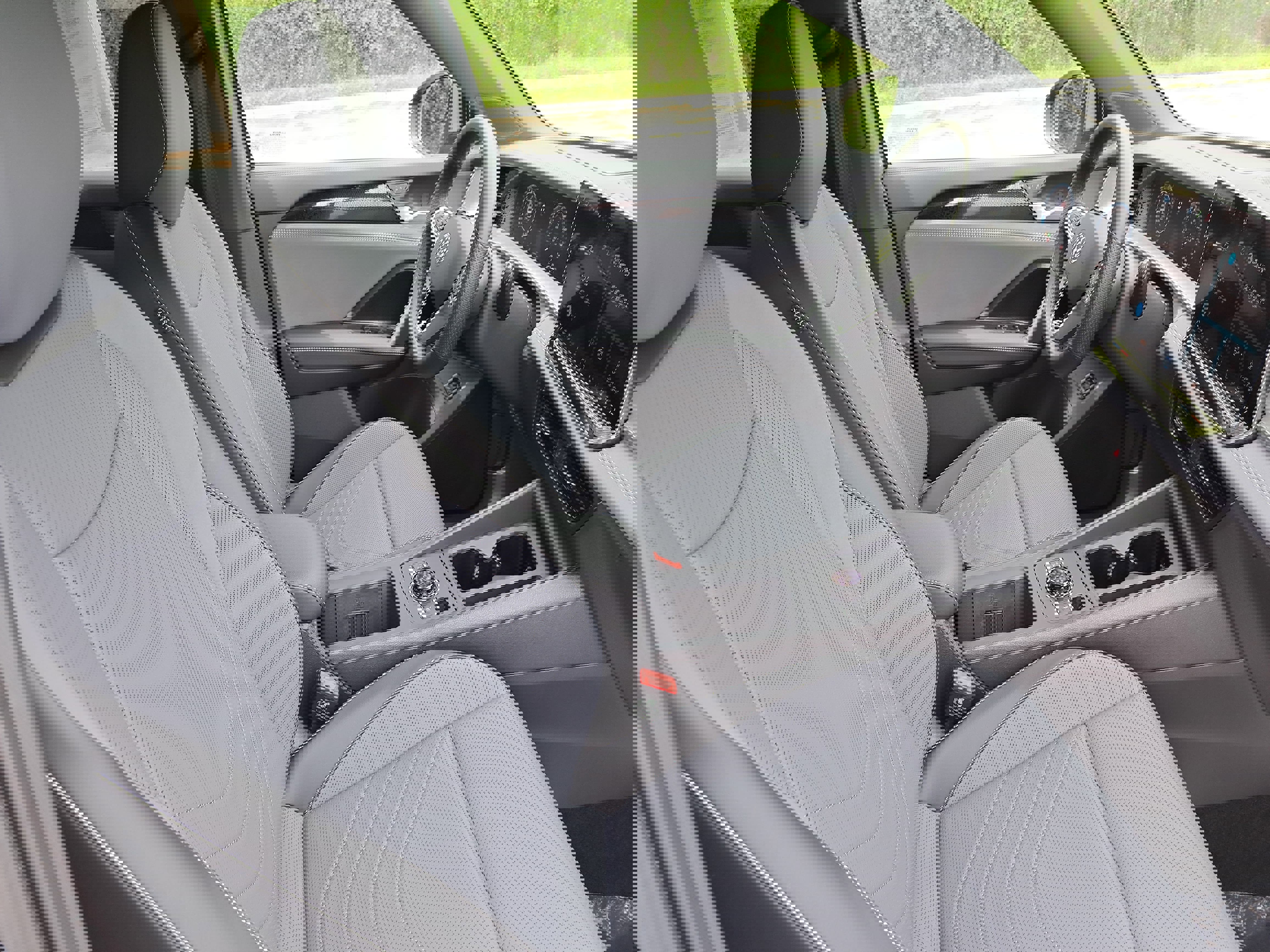 Used 2025 Volkswagen Tiguan SE R-Line image 10