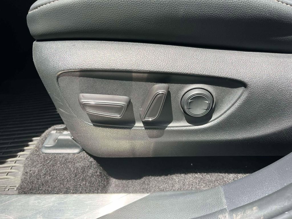 Used 2024 Toyota Highlander XLE AWD/4WD image 28