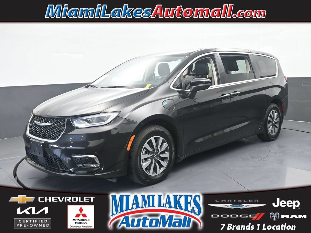 Used 2023 Chrysler Pacifica Touring-L FWD image 1