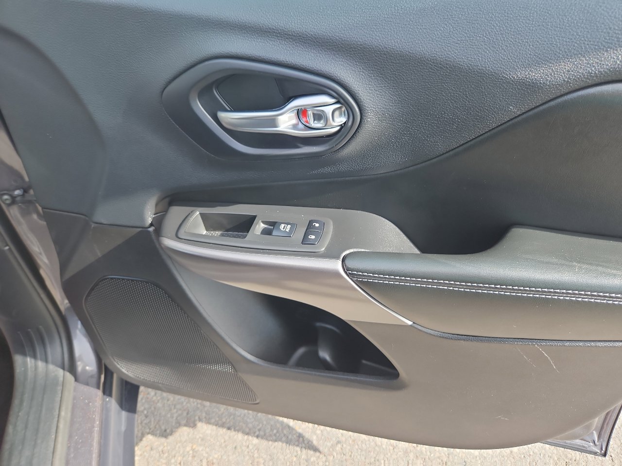 Used 2019 Jeep Cherokee Latitude Plus w/ Comfort/Convenience Group image 17