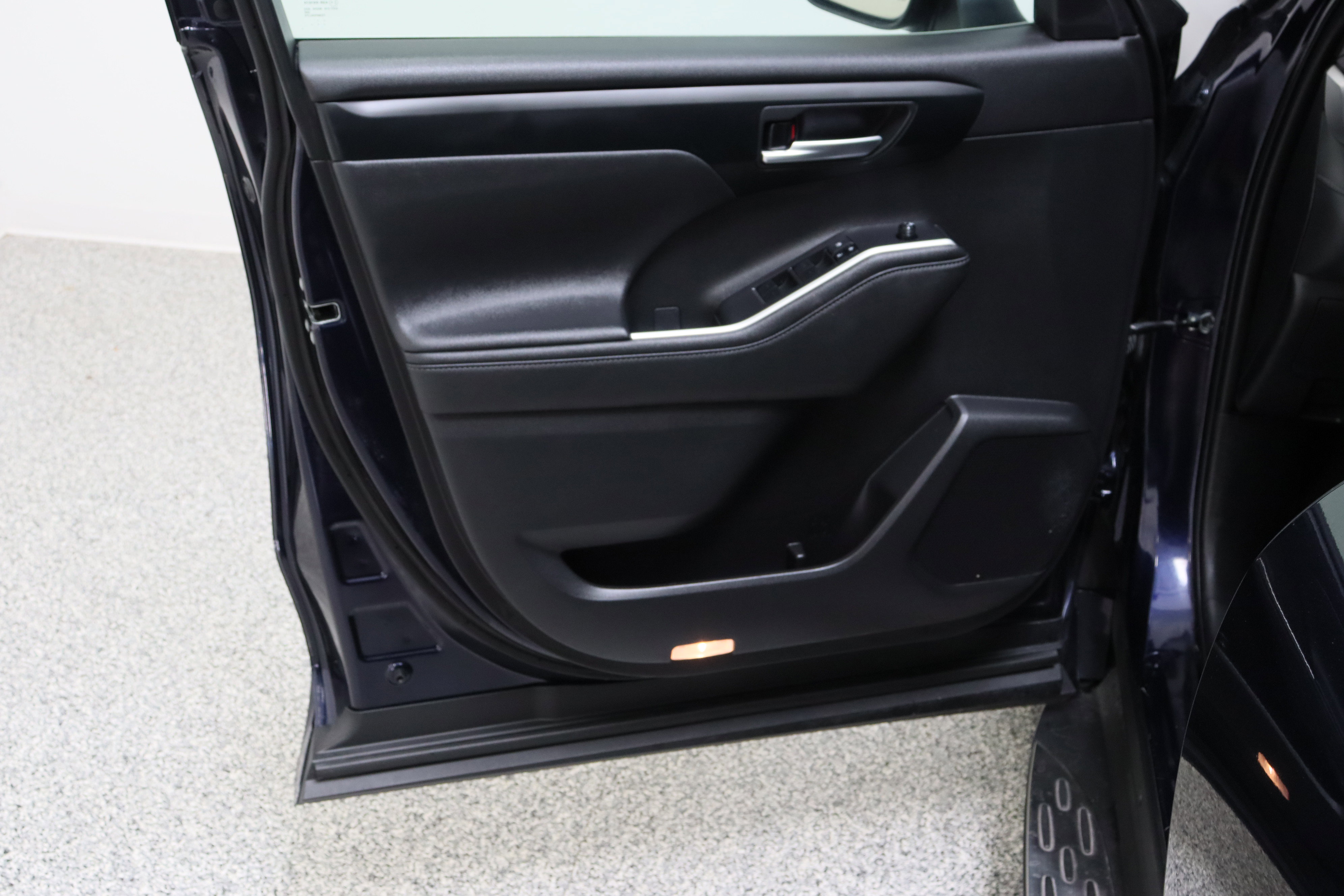 Used 2023 Toyota Highlander XLE image 12