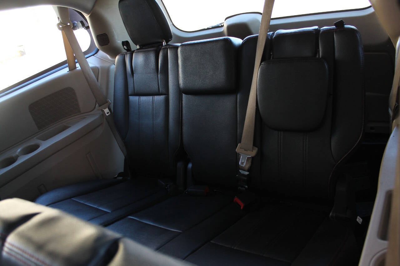 Used 2016 Dodge Grand Caravan SXT FWD image 23