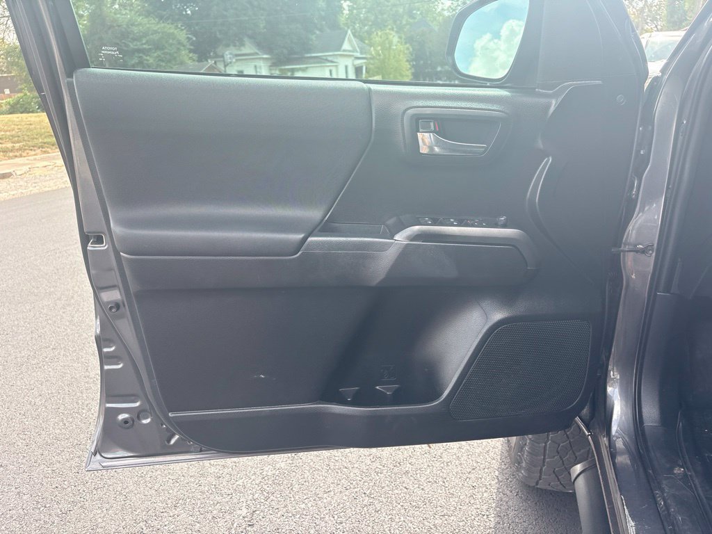 Used 2019 Toyota Tacoma TRD Off-Road AWD/4WD image 12