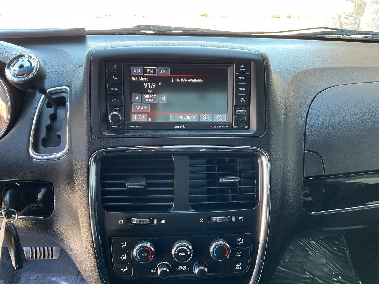 Used 2016 Dodge Grand Caravan SXT image 24