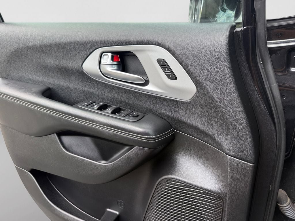 Used 2021 Chrysler Pacifica Touring-L w/ Premium & Safety Sphere Group AWD/4WD image 25