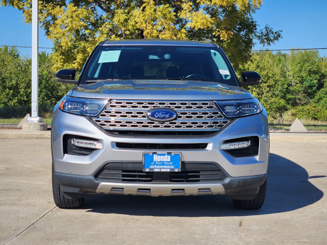 Used 2023 Ford Explorer Limited w/ Equipment Group 301A AWD/4WD image 2