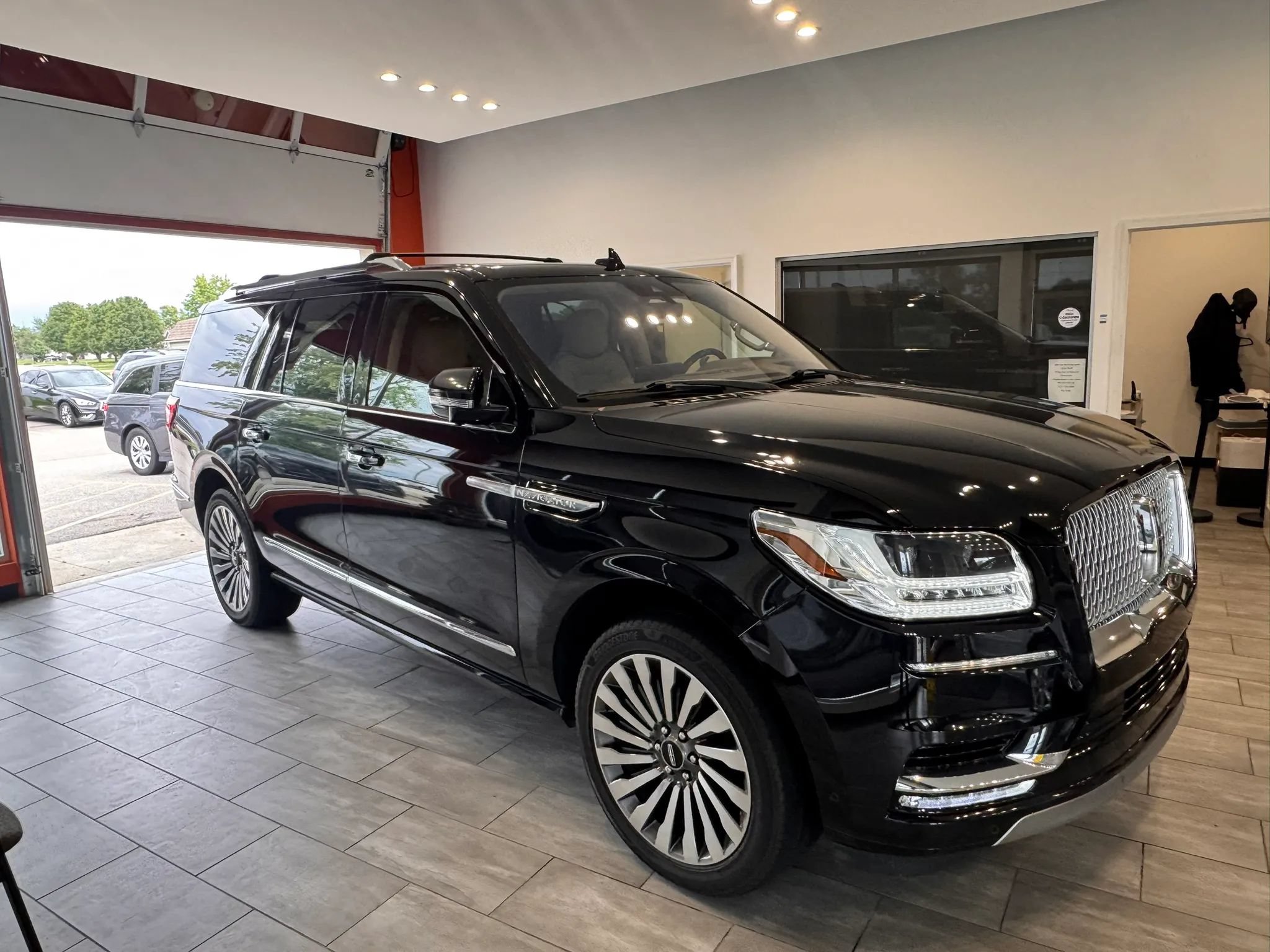 Used 2019 Lincoln Navigator L Reserve w/ Cargo Package AWD/4WD image 4