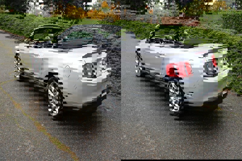 Used 2010 Ford Mustang Premium image 7