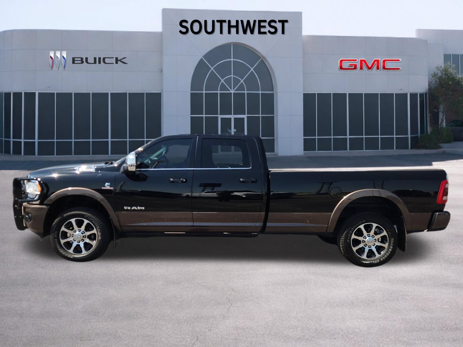 Used 2024 RAM 3500 Limited w/ Towing Technology Group AWD/4WD image 3