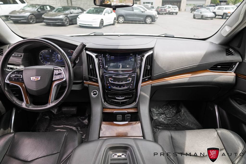 Used 2020 Cadillac Escalade Premium Luxury AWD/4WD image 40
