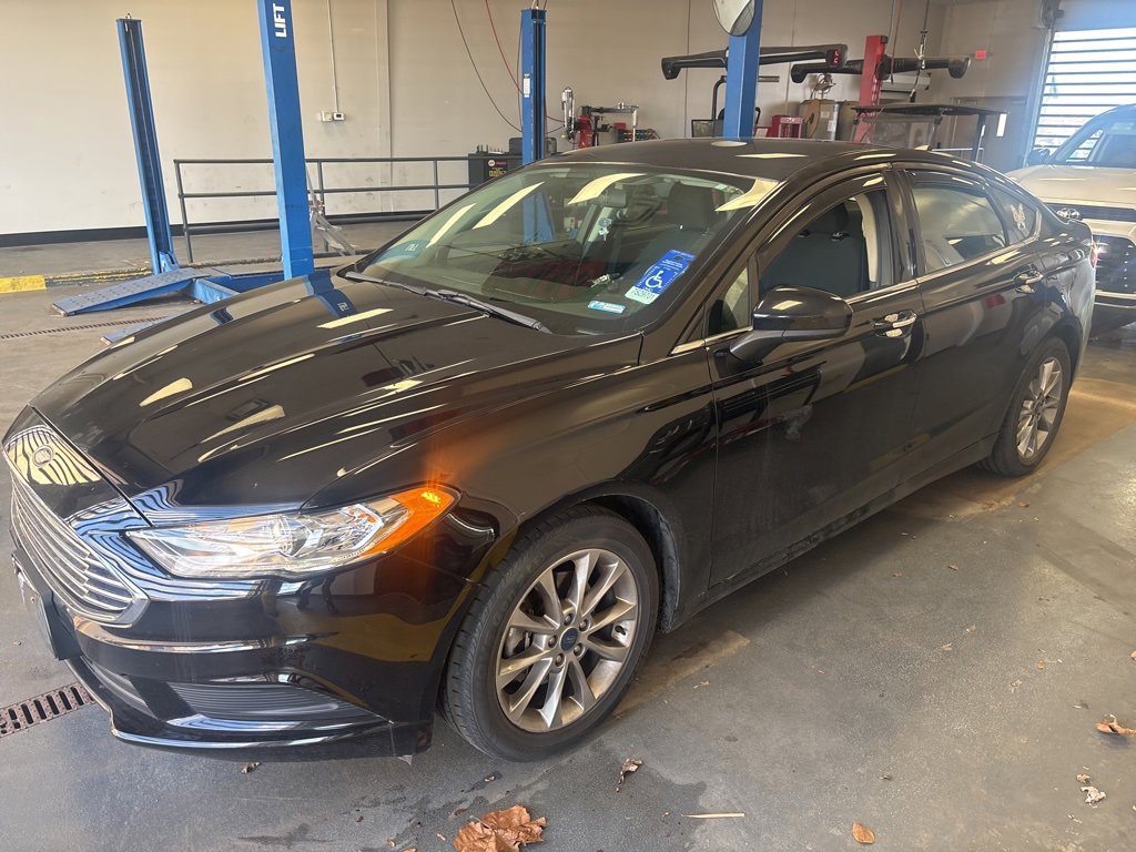 Used 2017 Ford Fusion SE image 2