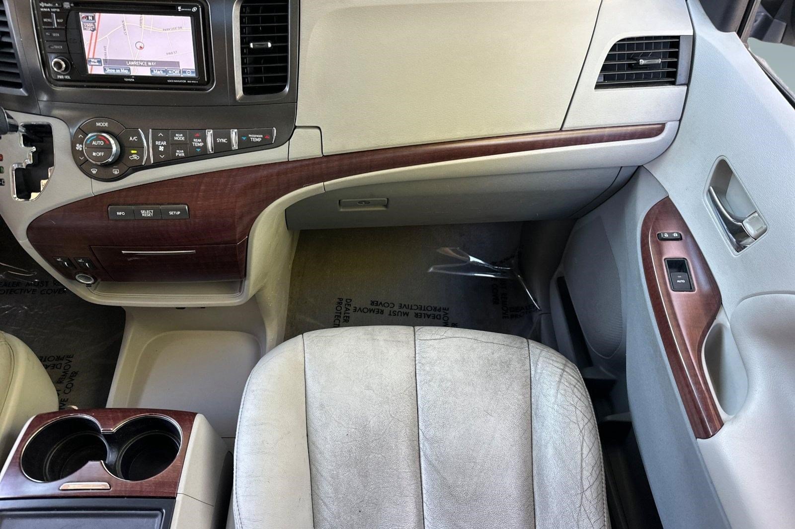 Used 2014 Toyota Sienna XLE FWD image 32
