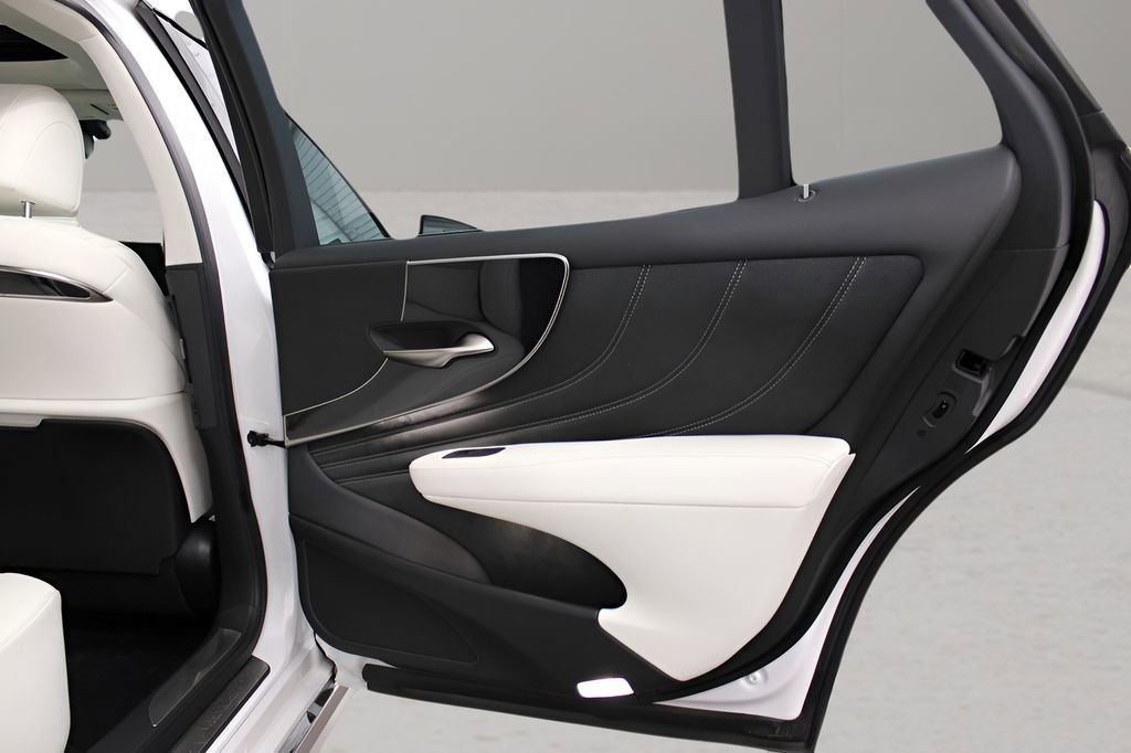 Used 2023 Lexus LS 500 w/ Interior Upgrade Package image 31
