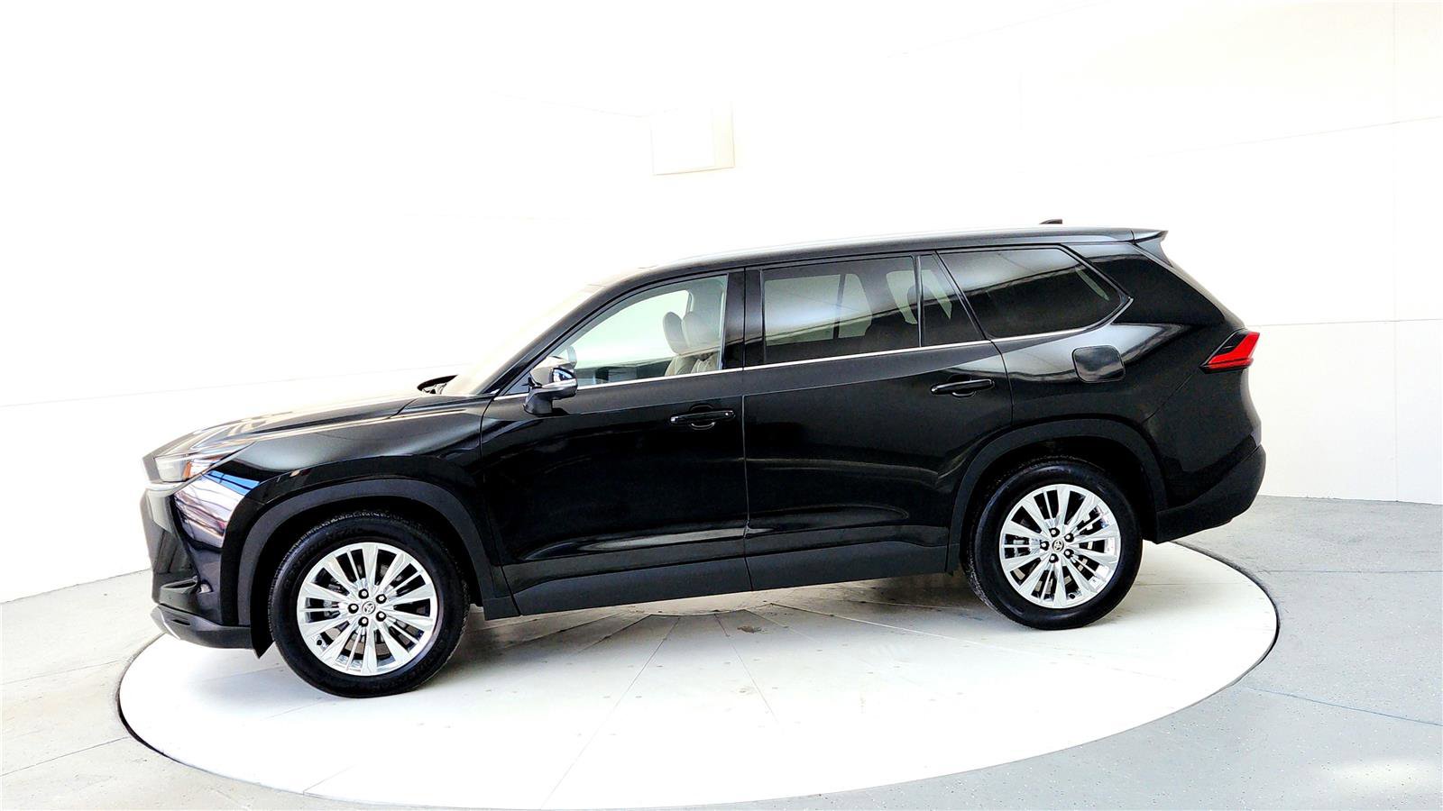 Used 2024 Toyota Grand Highlander Platinum image 3