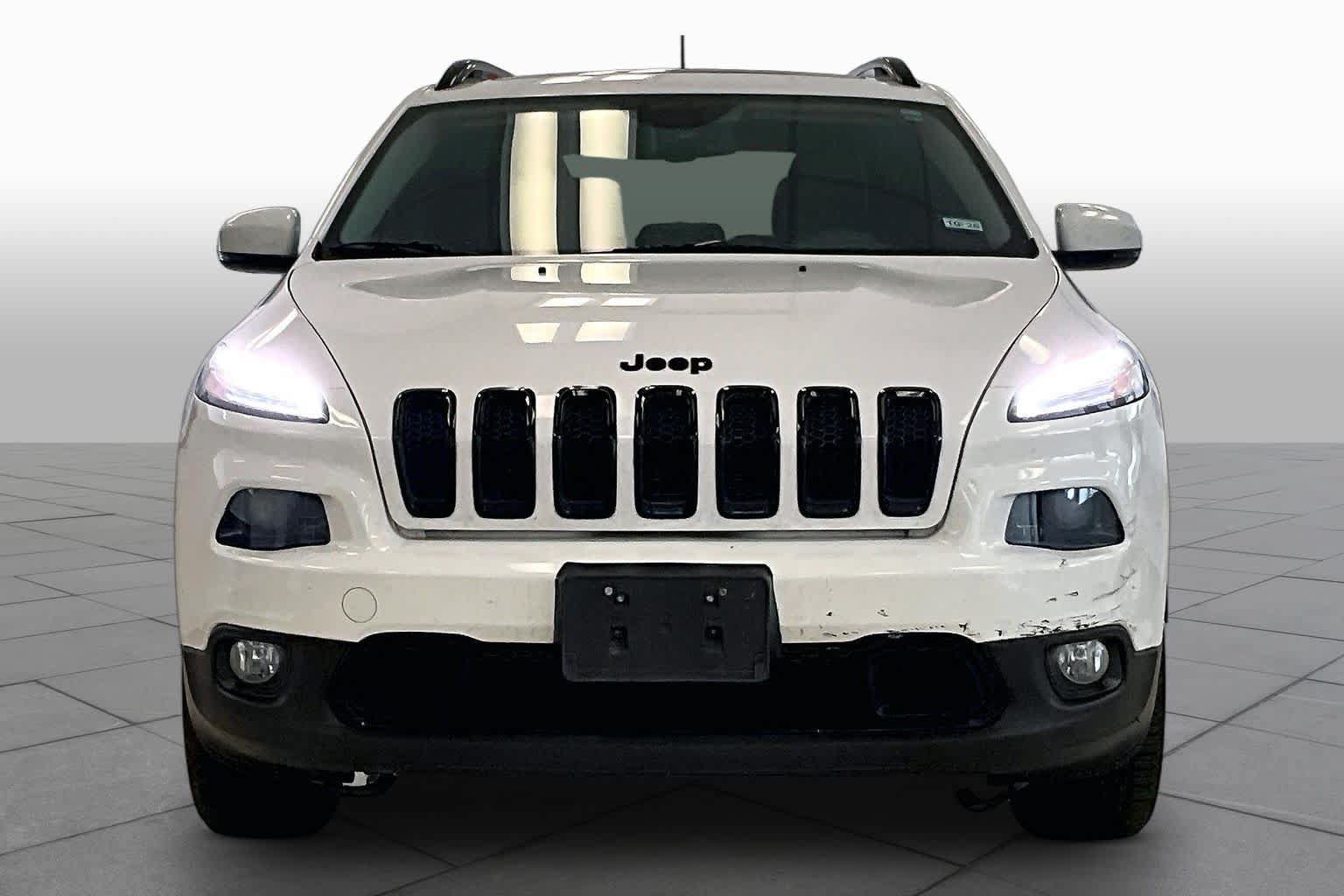 Used 2018 Jeep Cherokee Limited w/ Luxury Group AWD/4WD image 3