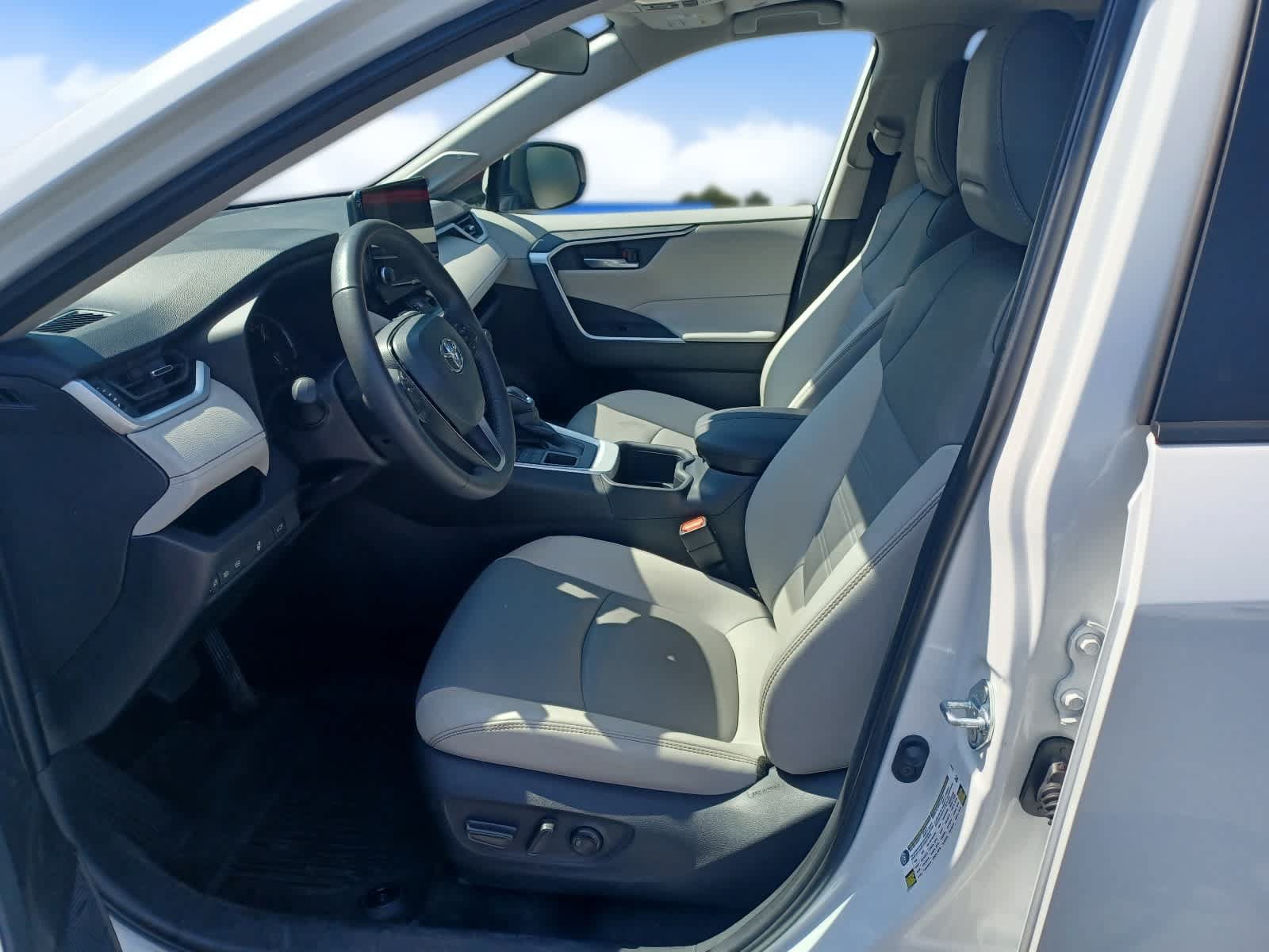 Used 2025 Toyota RAV4 XLE Premium w/ Weather Package AWD/4WD image 7