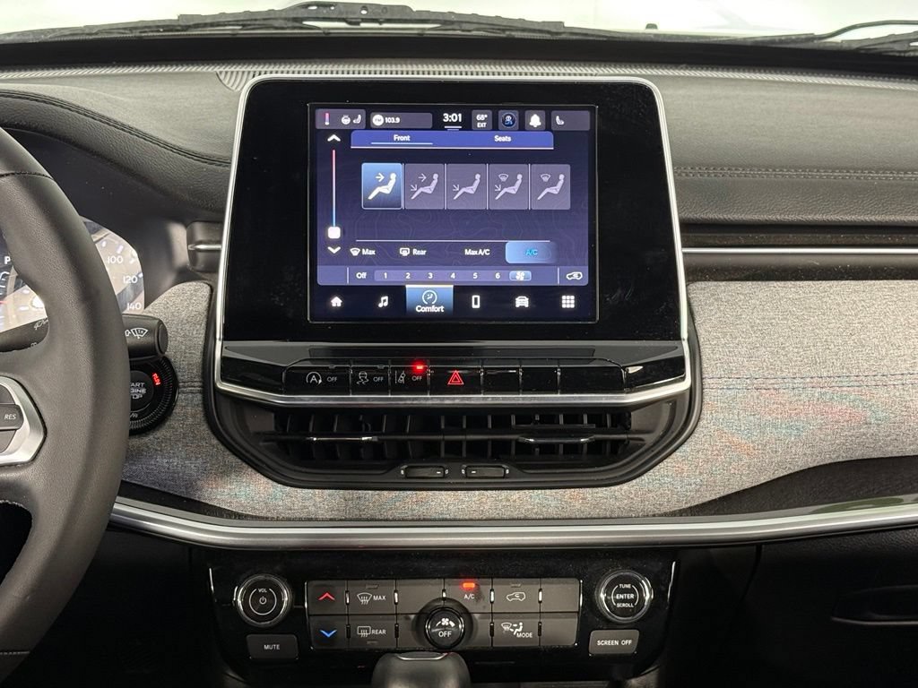 Used 2025 Jeep Compass Latitude AWD/4WD image 19