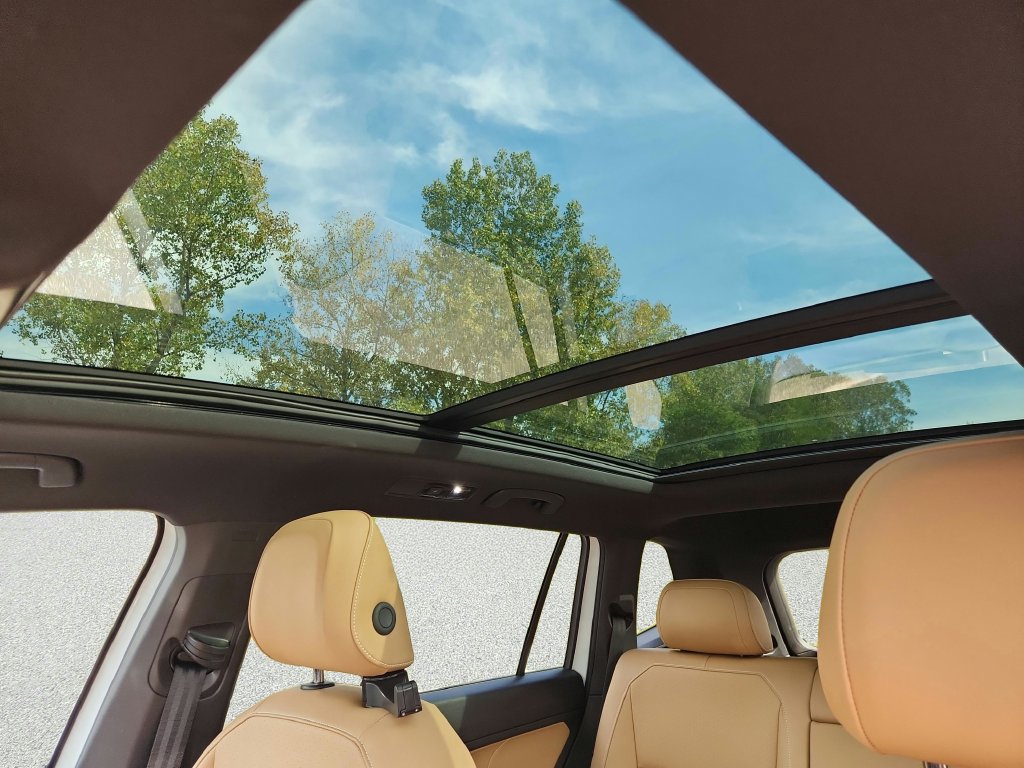 Certified 2024 Volkswagen Tiguan SE w/ Panoramic Sunroof Package AWD/4WD image 12