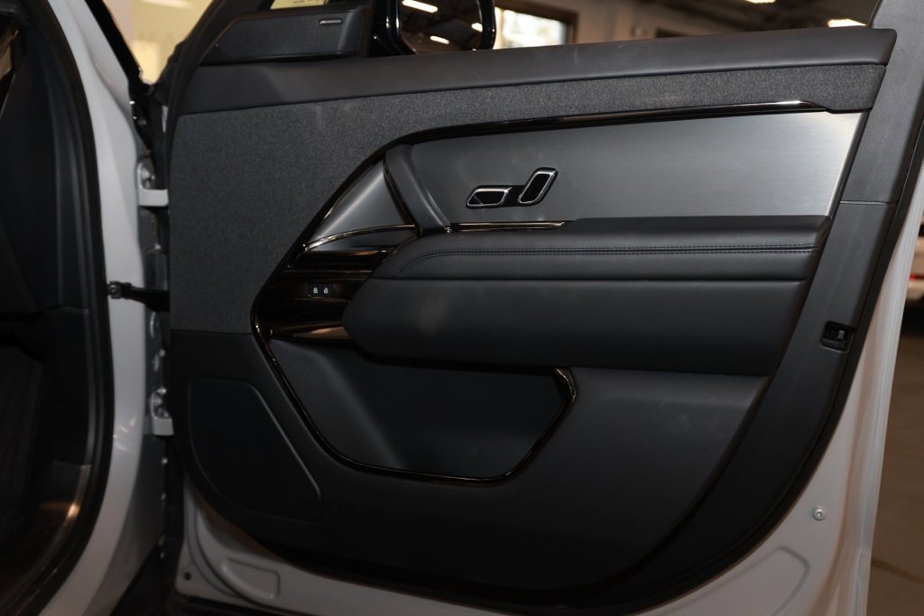 Used 2024 Land Rover Range Rover Sport SE image 18