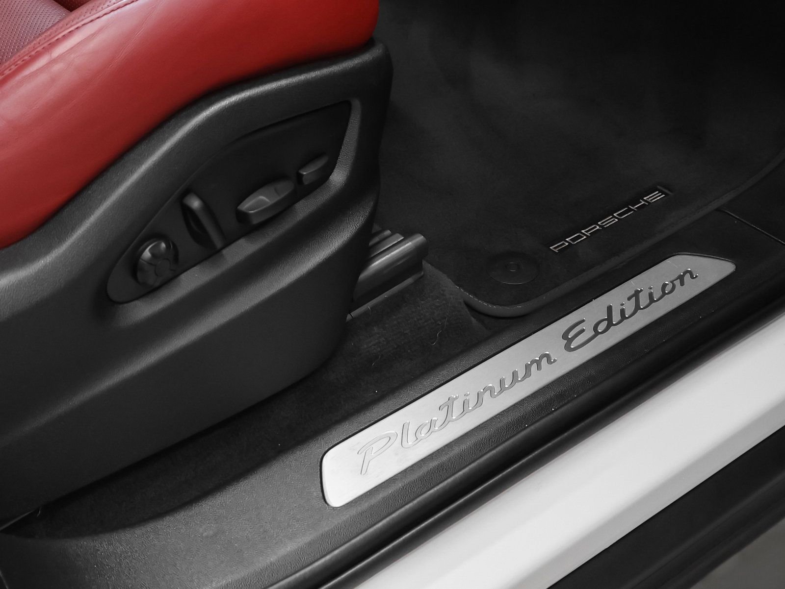 Used 2022 Porsche Cayenne Platinum Edition image 19