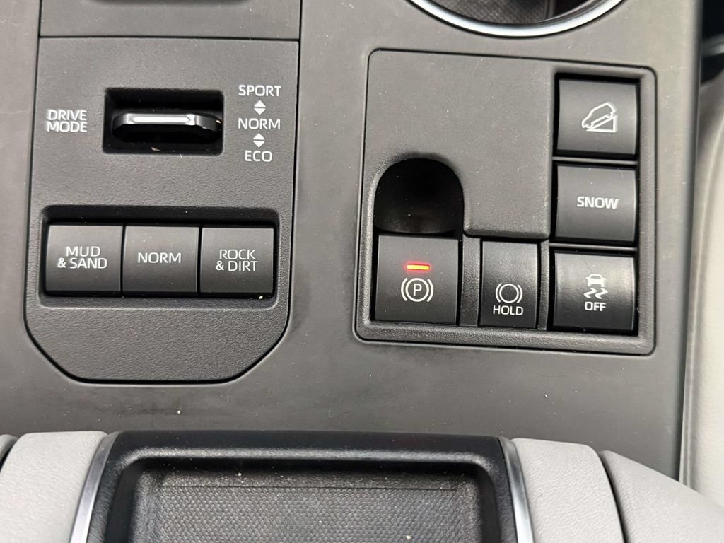 Used 2024 Toyota Highlander XLE AWD/4WD image 23
