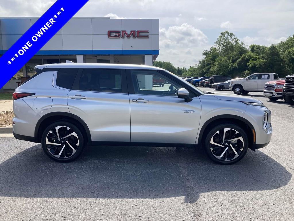 Used 2023 Mitsubishi Outlander SE image 2