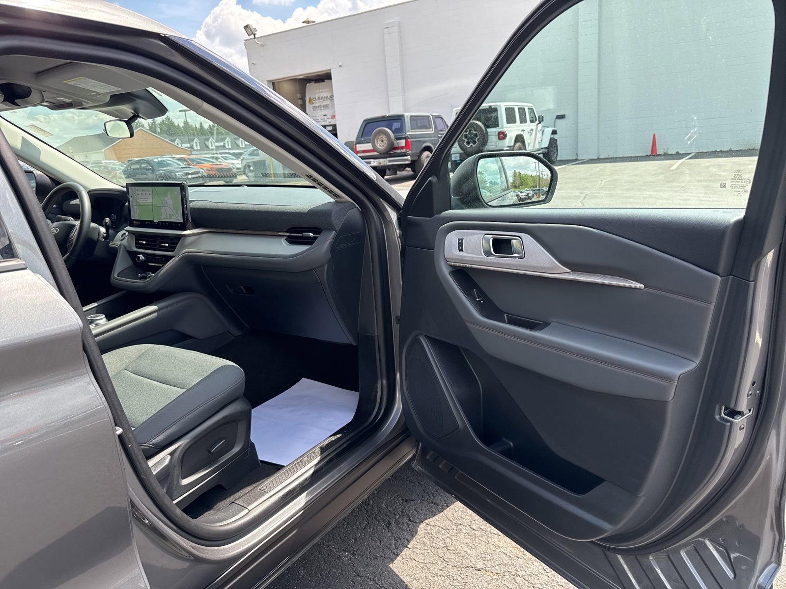Used 2025 Ford Explorer Active AWD/4WD image 38