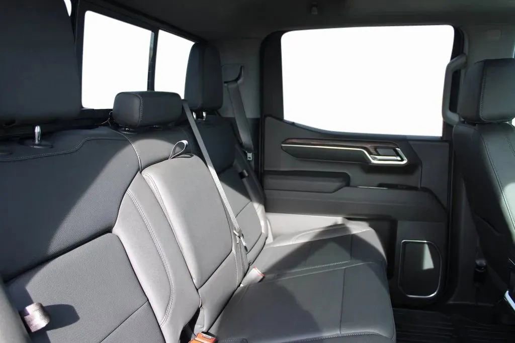 New 2026 GMC Sierra 1500 SLT image 23