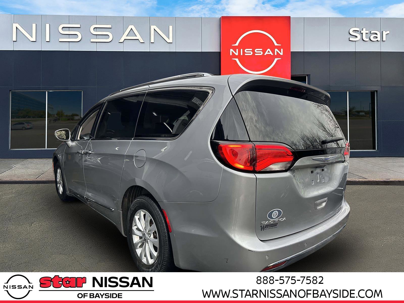 Used 2018 Chrysler Pacifica Touring-L image 4