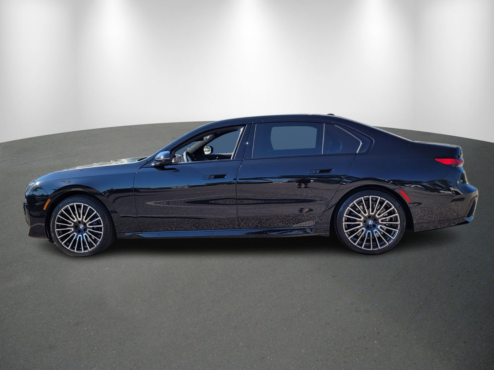 Used 2026 BMW 740i w/ Executive Package image 4