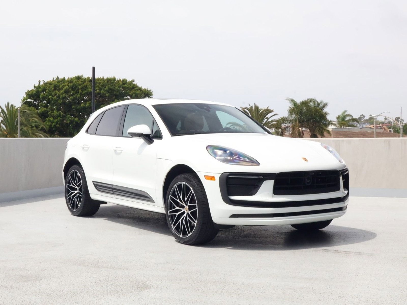 Certified 2025 Porsche Macan image 7