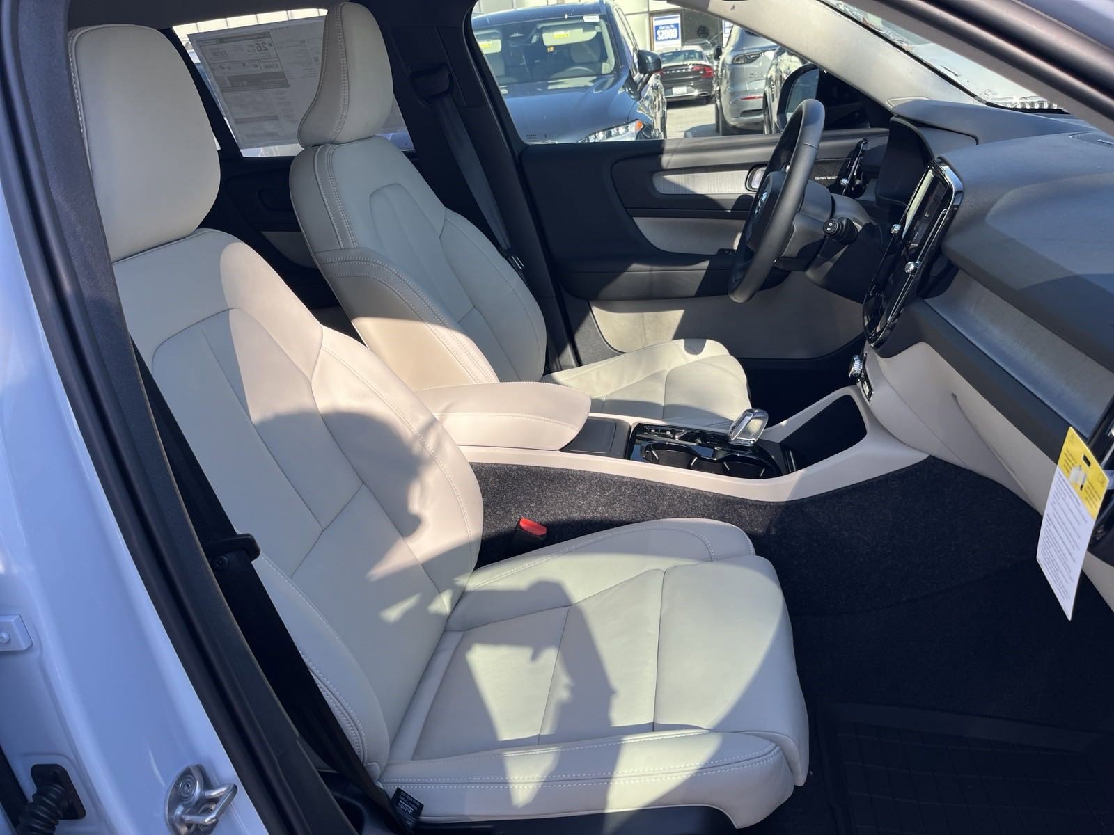 New 2025 Volvo XC40 B5 Ultra w/ Protection Package Premier image 21