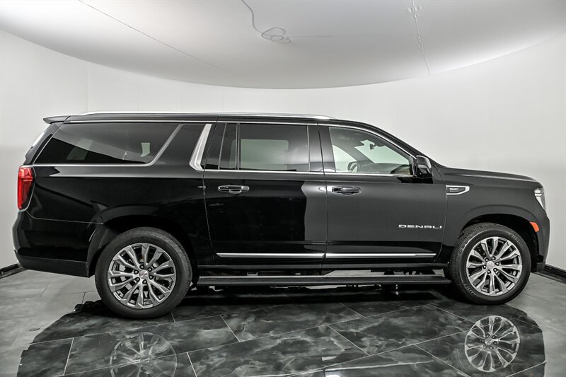 Used 2021 GMC Yukon XL Denali w/ Denali Premium Package AWD/4WD image 9