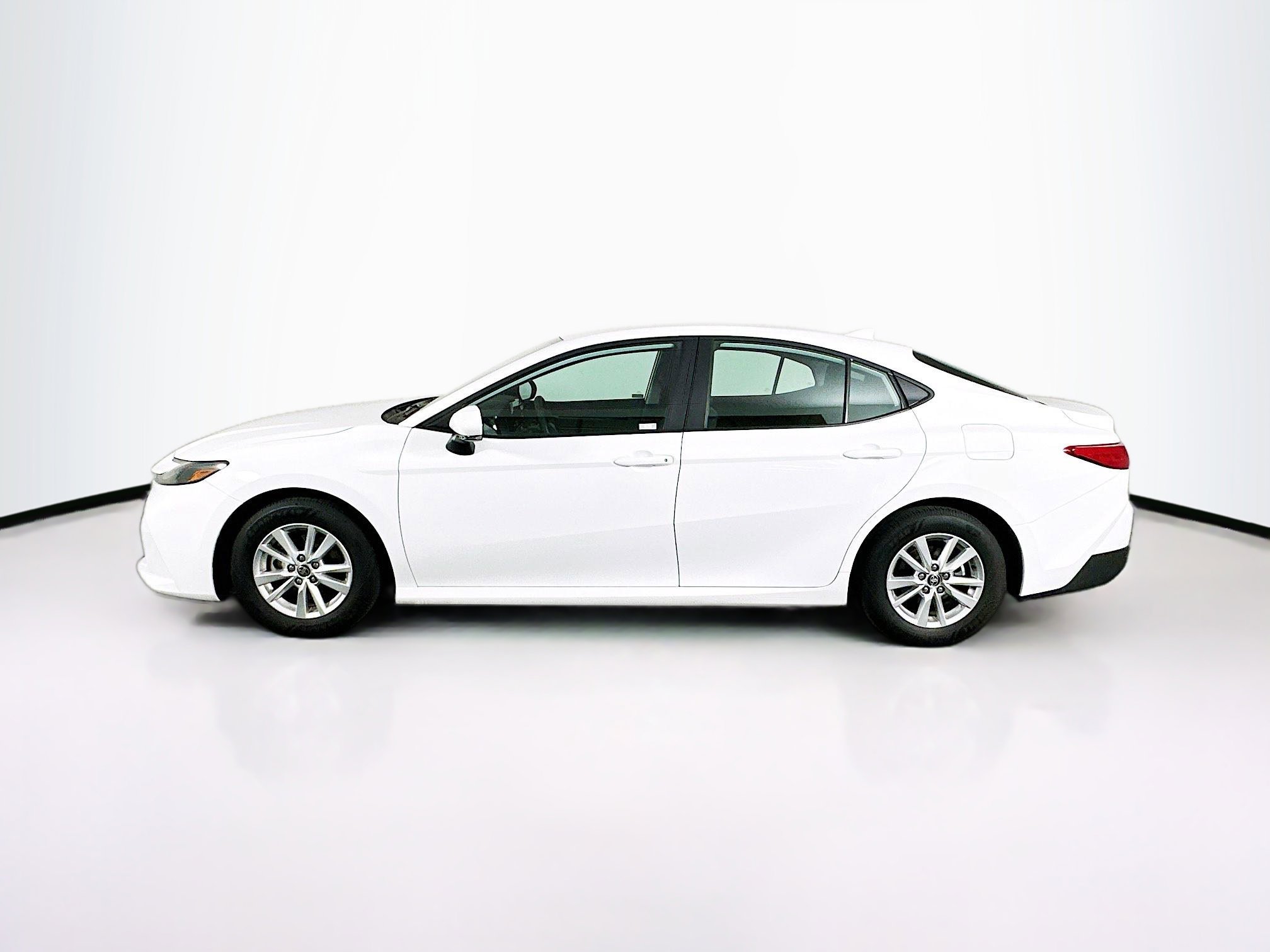 Used 2025 Toyota Camry LE image 4