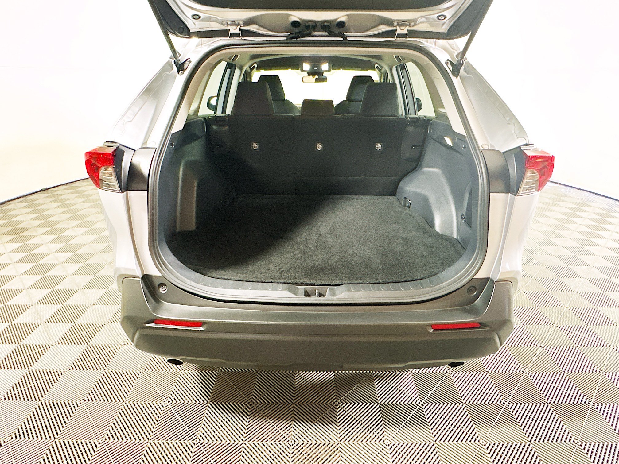 Used 2025 Toyota RAV4 LE AWD/4WD image 30