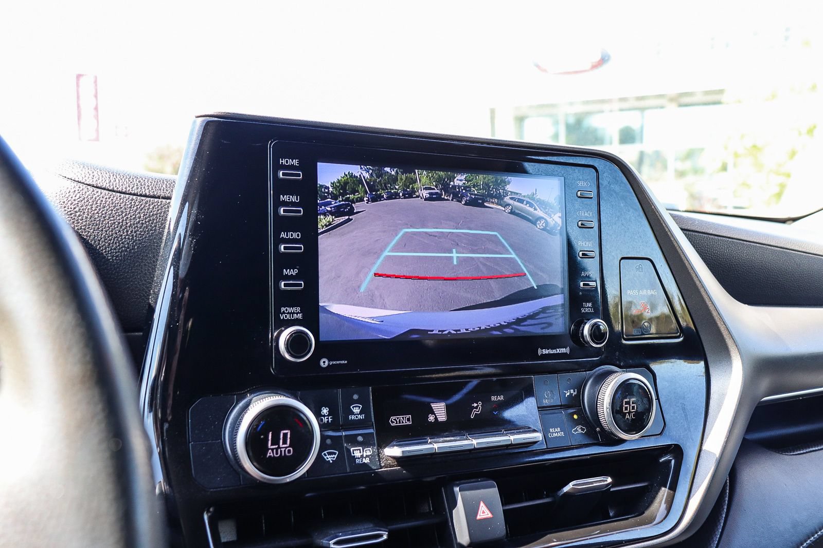 Used 2021 Toyota Highlander L FWD image 29