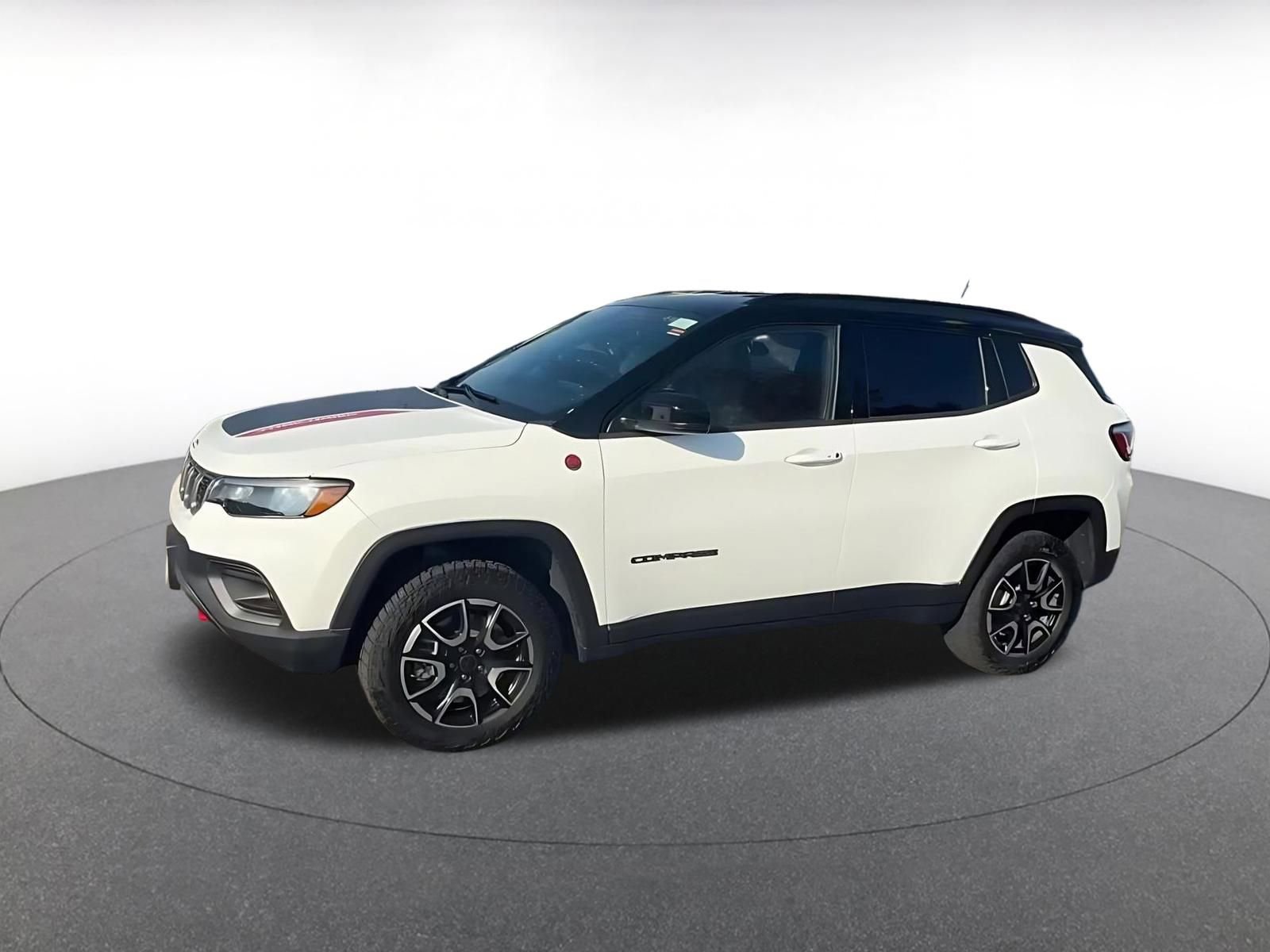 Used 2025 Jeep Compass Trailhawk image 4