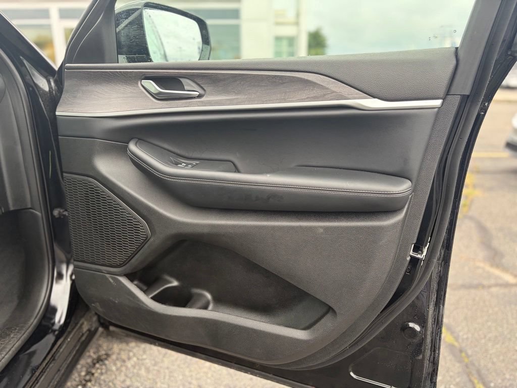 Used 2025 Jeep Grand Cherokee Limited AWD/4WD image 17
