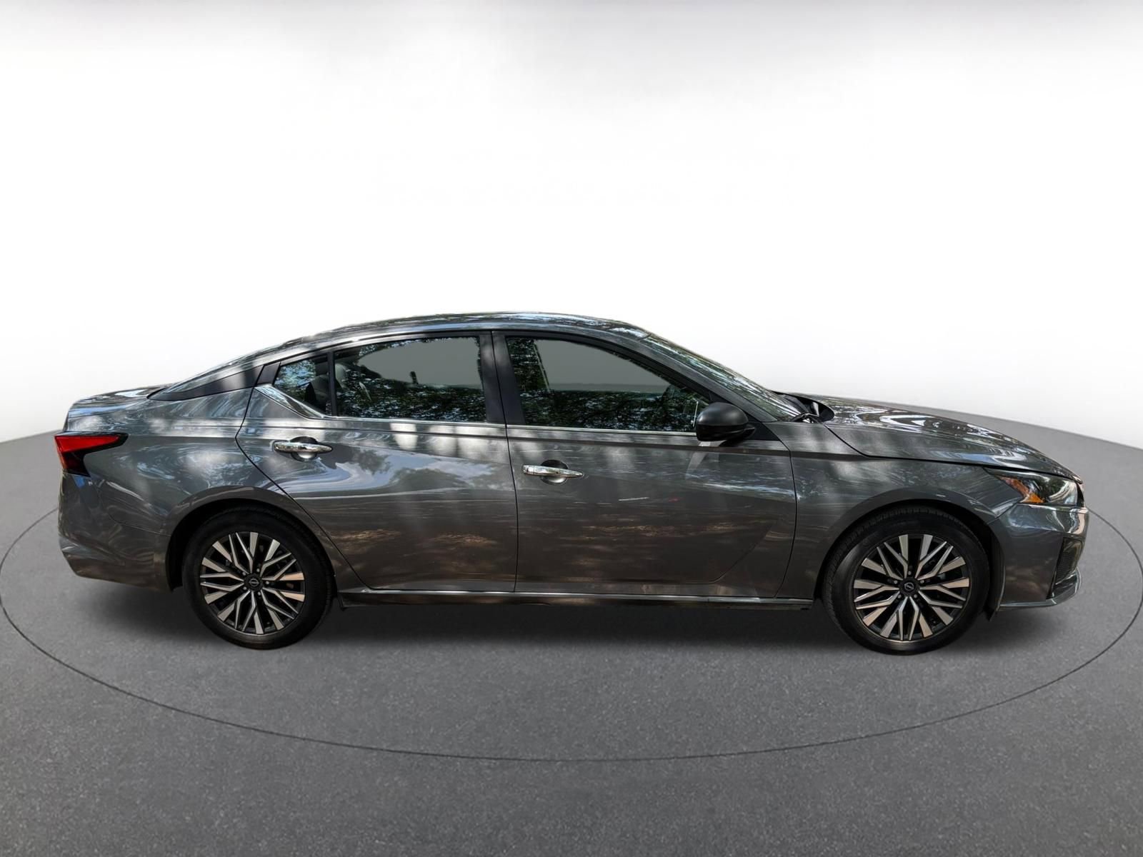 Used 2025 Nissan Altima 2.5 SV FWD image 8