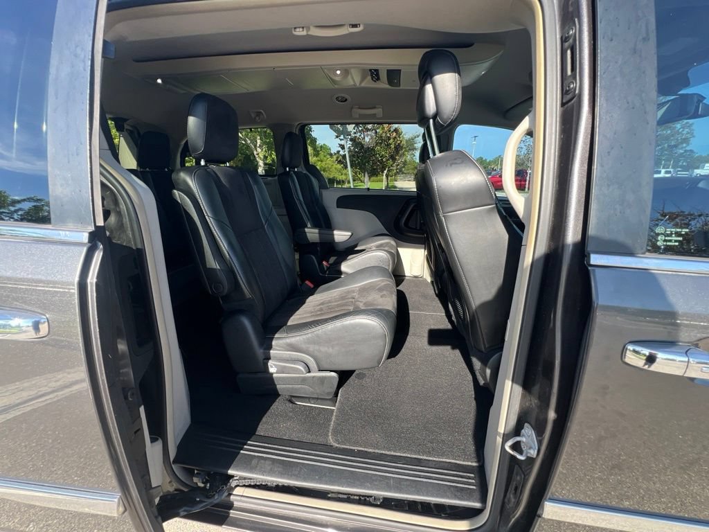 Used 2014 Chrysler Town & Country Touring-L FWD image 29