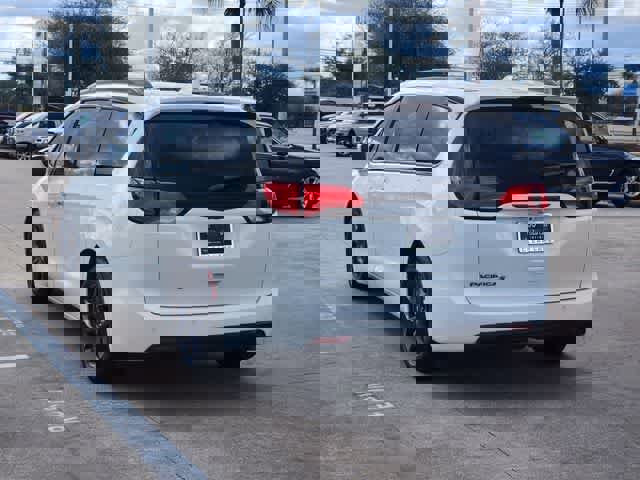 Used 2020 Chrysler Pacifica Touring-L Plus image 4