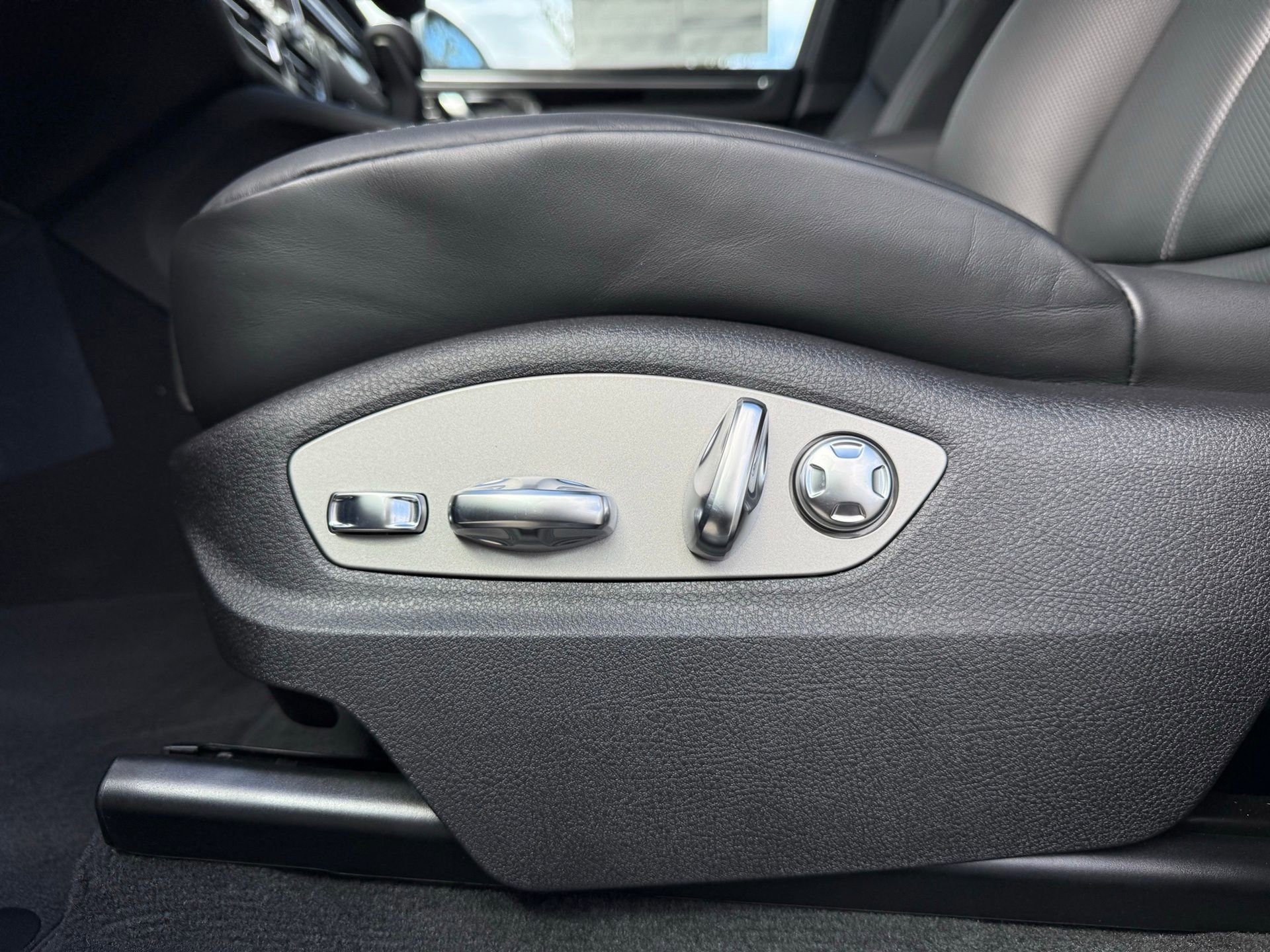 Certified 2026 Porsche Macan image 28