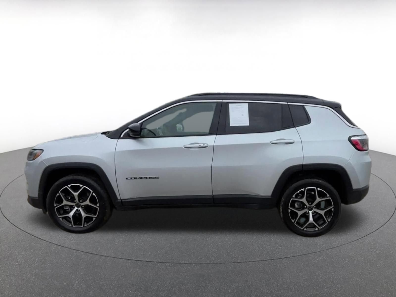 Used 2025 Jeep Compass Limited AWD/4WD image 9