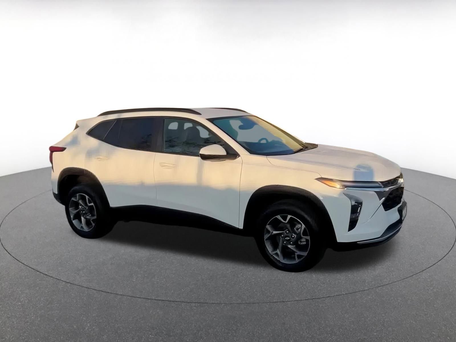 Used 2025 Chevrolet Trax LT image 2