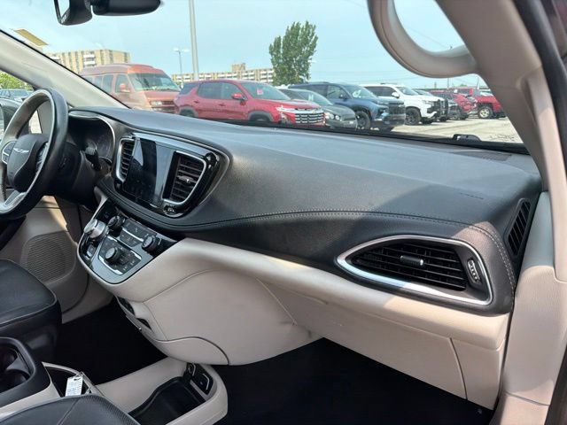Used 2019 Chrysler Pacifica Limited FWD image 30