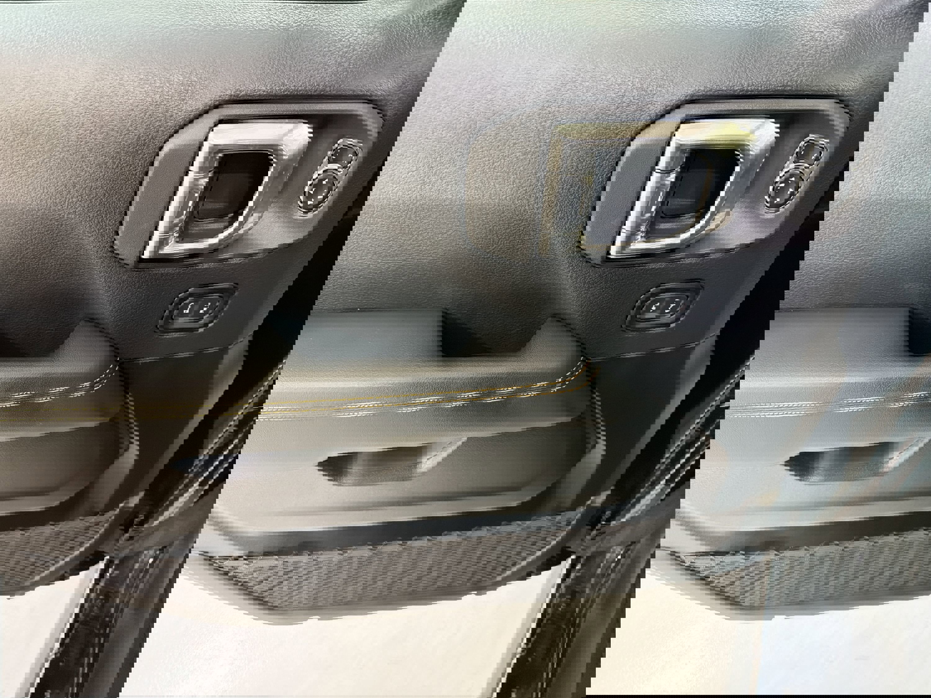 Used 2025 Jeep Gladiator Sport image 12