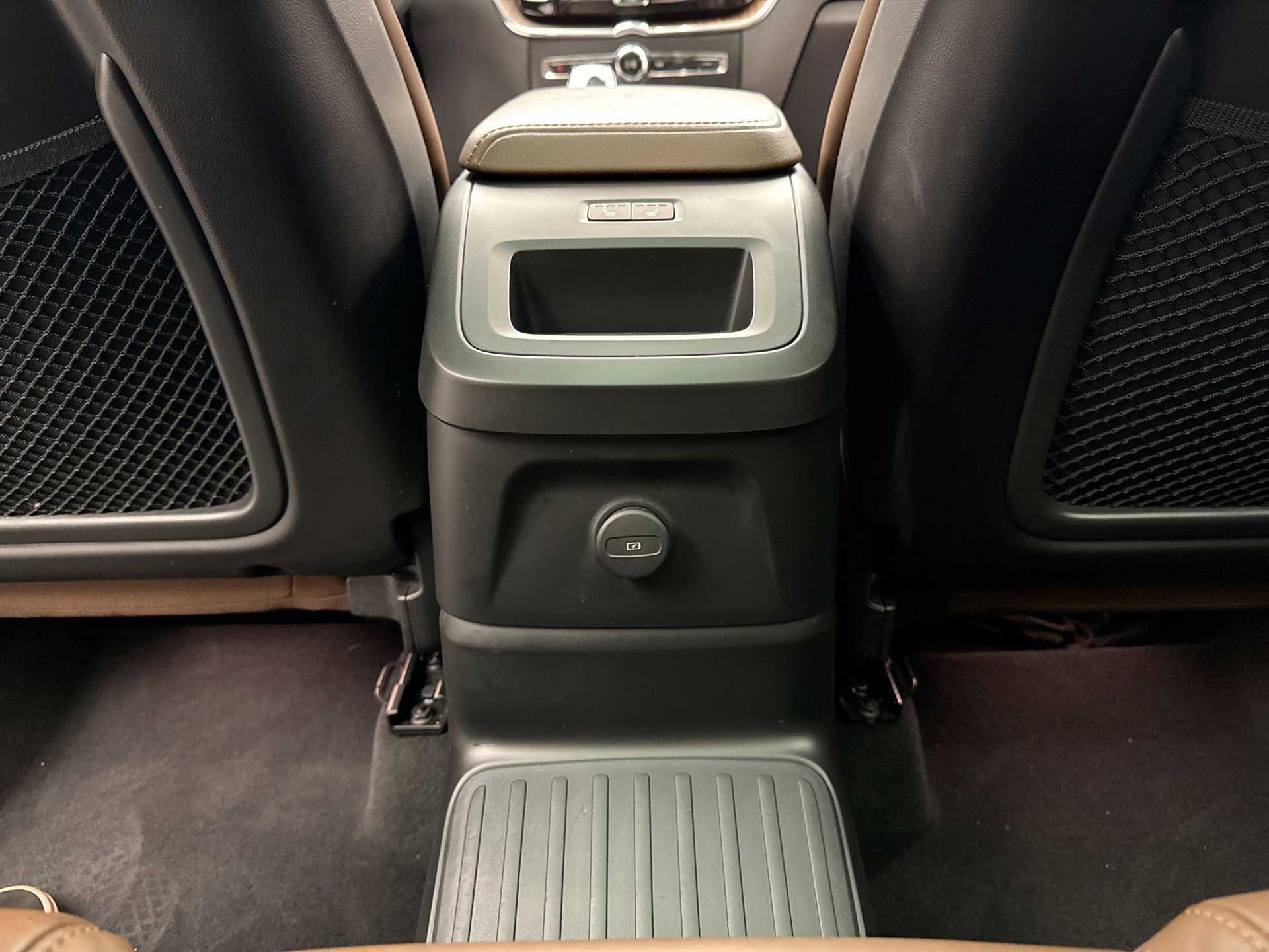 Used 2023 Volvo XC60 T8 Ultimate w/ Climate Package image 21